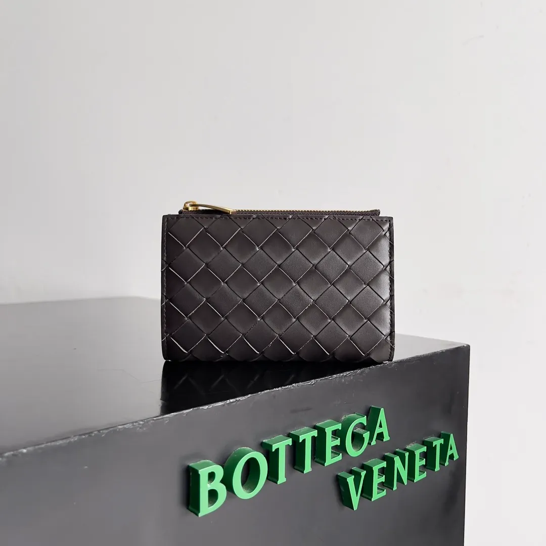 Batch 960 of BOTTEGA VENETA’s new woven small wallets are now shipping! ! ! 🥰🥰Made of carefully selected first-layer sheepskin fabric, this small luxury wallet has an elegant appearance and is also full of practicality. It can store change, driver's license and various cards at the same time. It is so small that it can be put in your pocket and carried with you. It is really convenient [Applause][Applause] Style No.: 667468 Size: 14.5*9.3*2cm